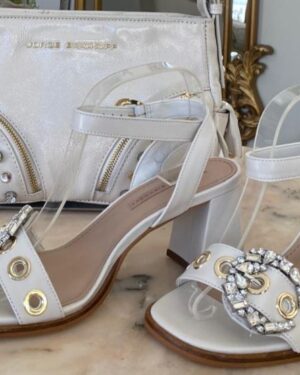 SANDÁLIA OFF WHITE FIVELA COM PEDRARIA