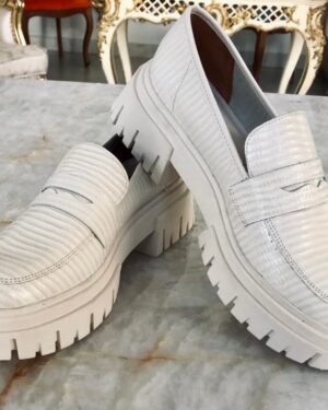 MOCASSIM TRATORADO OFF WHITE COURO LEZARD