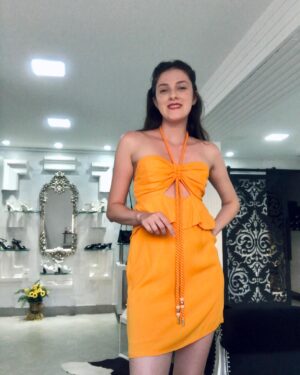 VESTIDO CURTO BABADO AMARRAÇÃO AMARELO