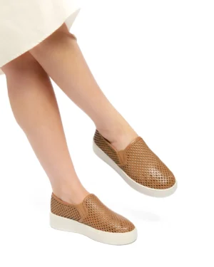 TENIS SLIP ON CAMEL EM COURO VAZADO COM SOLA PVC