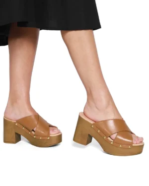 TAMANCO CAMEL EM COURO COM SALTO TACHAS