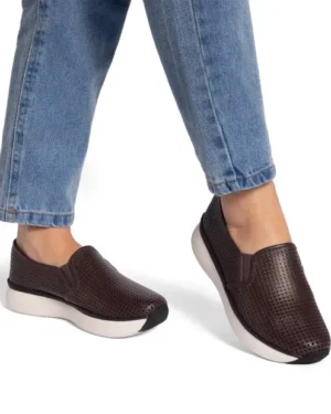 TENIS SLIP ON CACAU EM COURO VAZADO COM BIQUEIRA