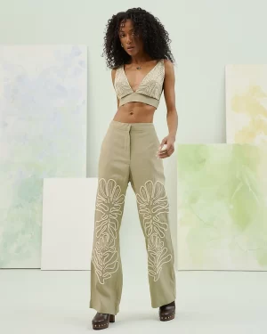 COORDENADO TOP BORDADO COM DECOTE EM V/CALÇA BORDADA EM FOLHAGEM